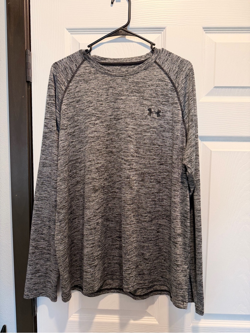Under Armour Men’s Long Sleeve Heathered Charcoal Performance Tee